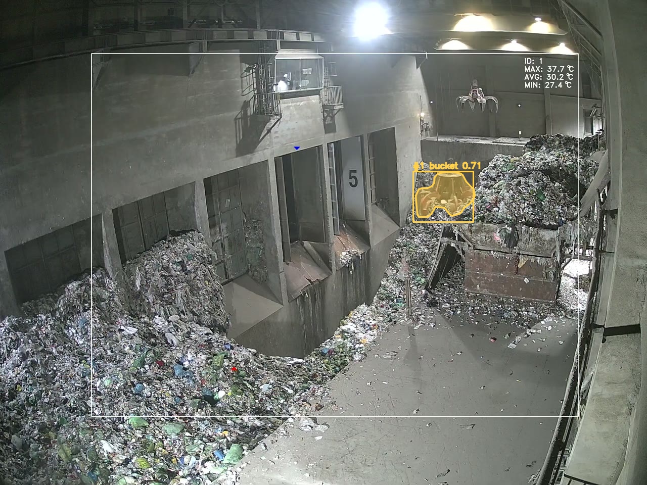 폐기물 저장조 CCTV 화면에서 크레인 버켓을 인식한 결과