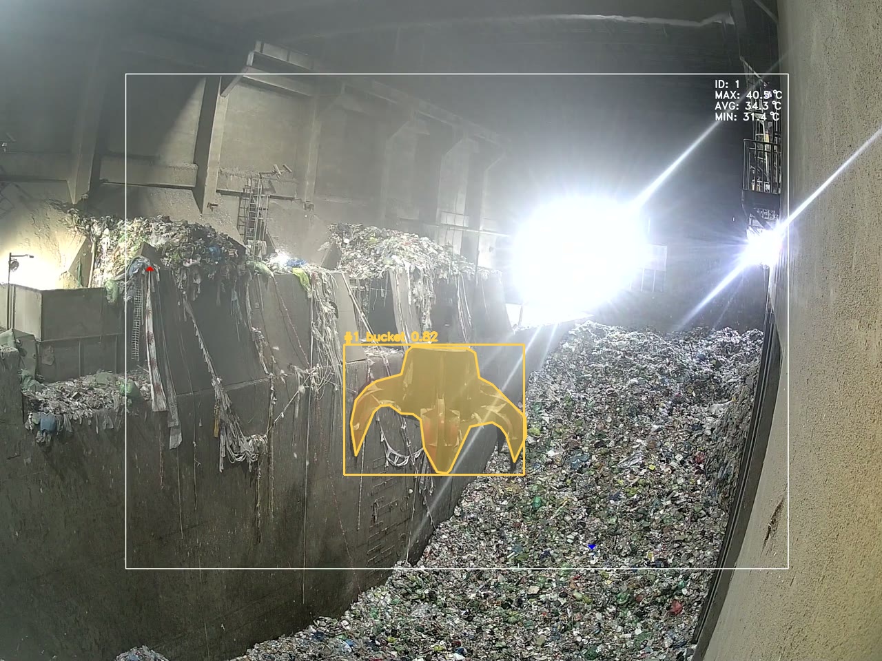 다른 CCTV 시점에서 크레인 버켓과 저장조 온도 상태를 확인하는 화면